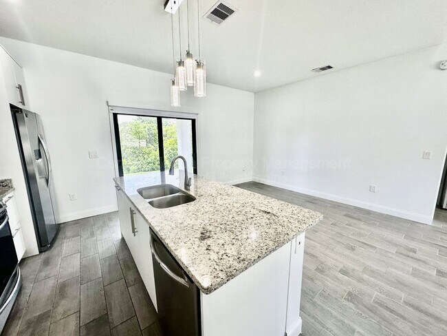 Foto del edificio - 774 W 9th St