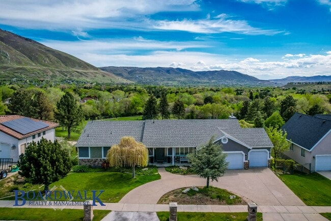 Modern Living Meets Mountain Lifestyle in Sandy - Modern Living Meets Mountain Lifestyle in Sandy House