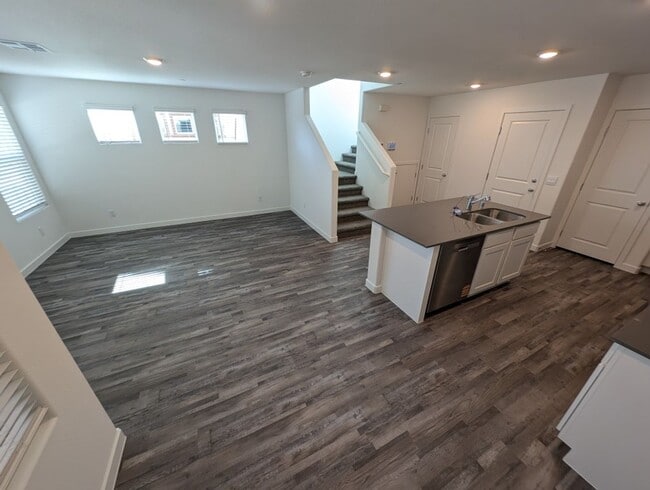 Foto del edificio - 924 Violet Heron St