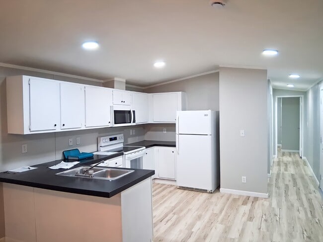 Building Photo - 16 Deerwood Park