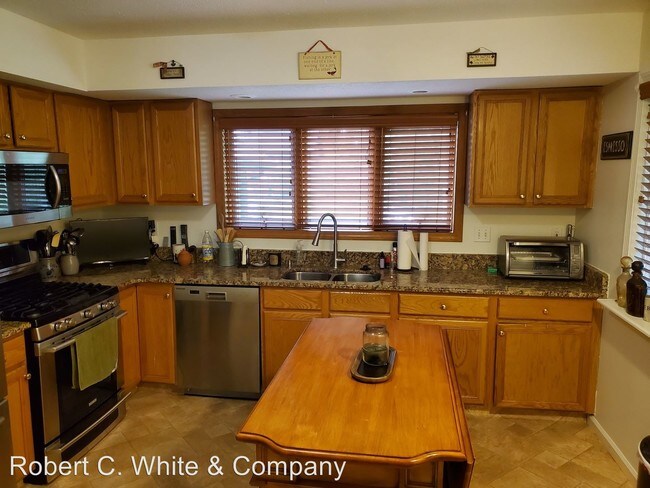Building Photo - 2 br, 2.5 bath House - 8 Quail Court