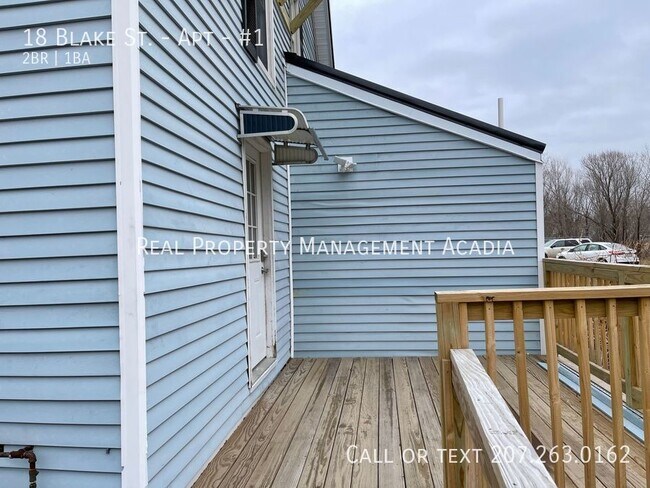 Building Photo - 1st Floor 2 Bedroom in Brewer, ME
