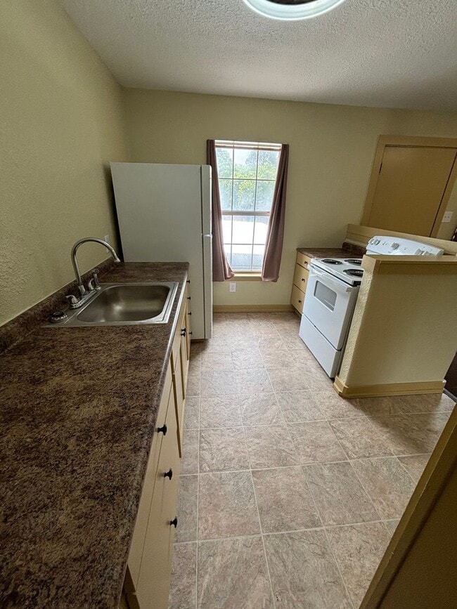 Building Photo - Remodeled 2 Bedroom Unit Off of Bert Kouns