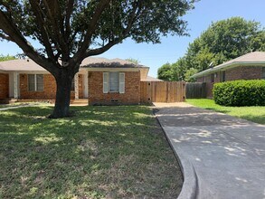 Building Photo - 2311 Meadow Ln