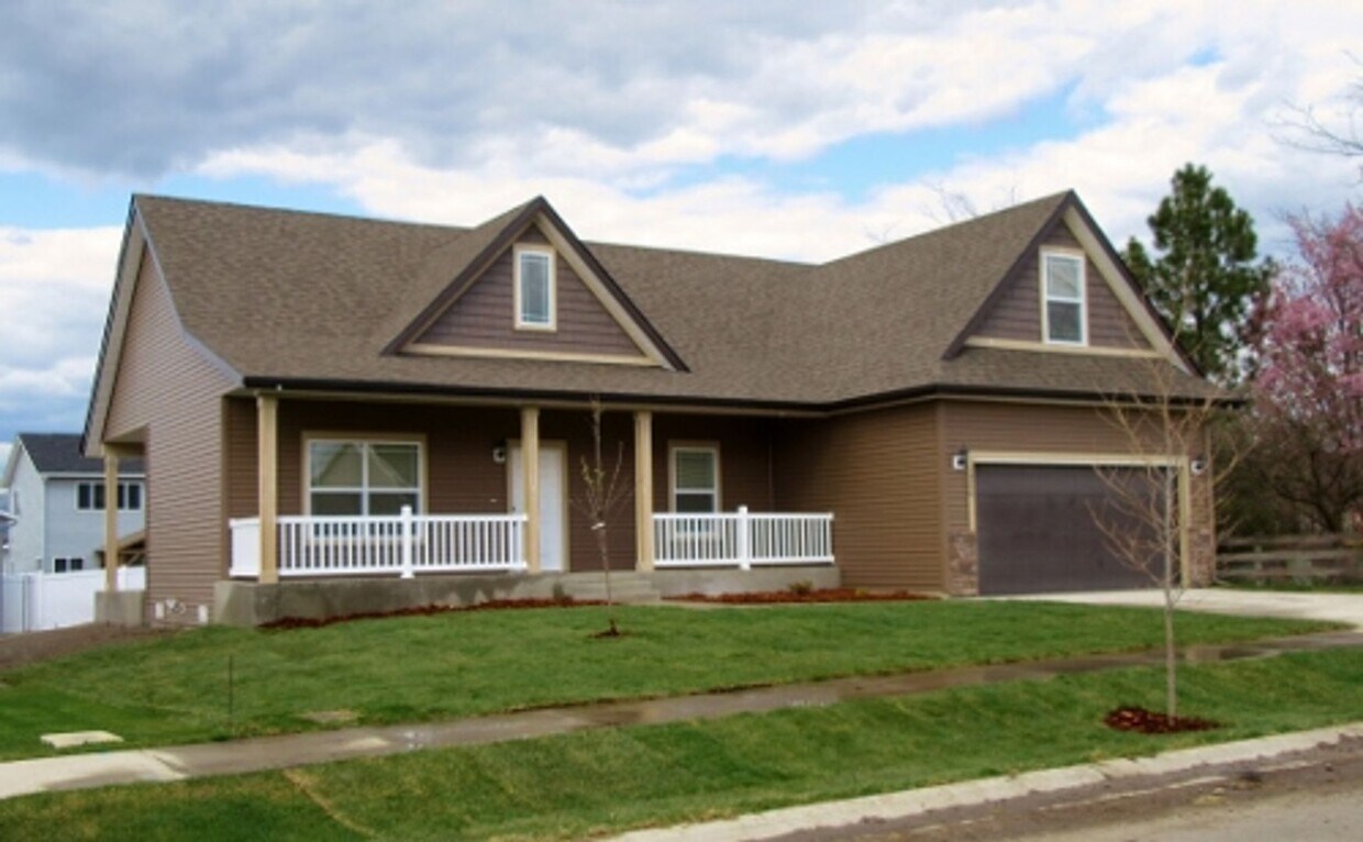 Primary Photo - 4 bed 2 bath Northern Plains Community