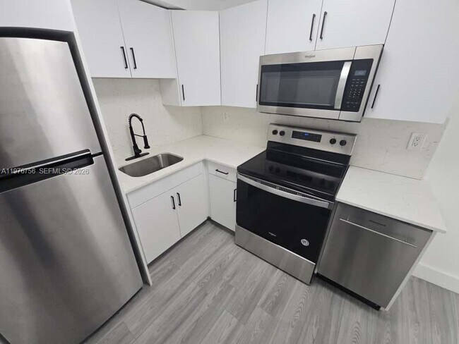 Foto del edificio - 8101 Crespi Blvd