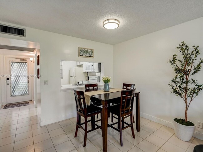 Building Photo - 9470 Poinciana Pl