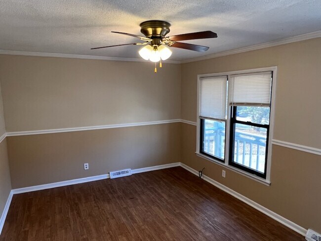 Building Photo - 137 Raintree Dr