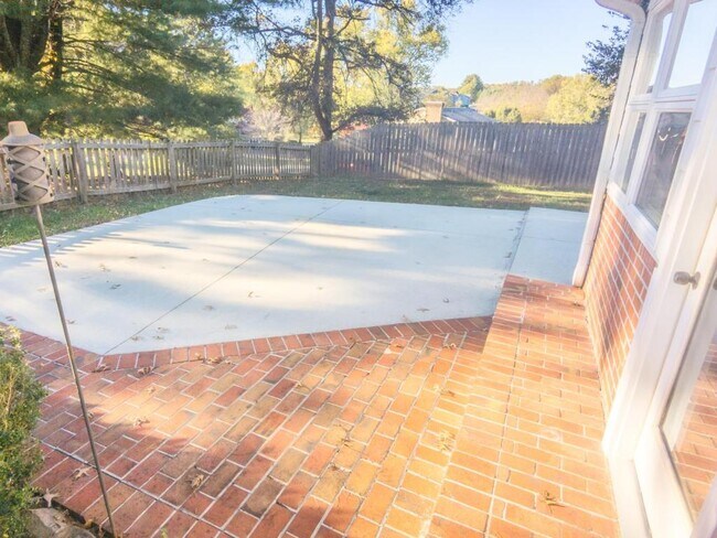 Foto del edificio - 122 Maxwell Dr