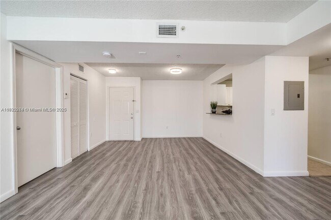 Foto del edificio - 2711 Ocean Club Blvd