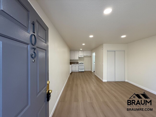 Building Photo - 5245 Riverton Ave