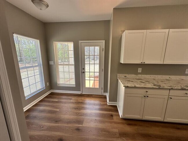 Foto del edificio - 294 Cedar Creek Rd