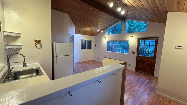 Building Photo - 10311 California Dr