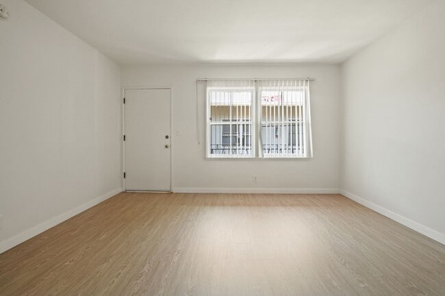 Building Photo - 10908 SM Blvd, prime Westwood, near transit