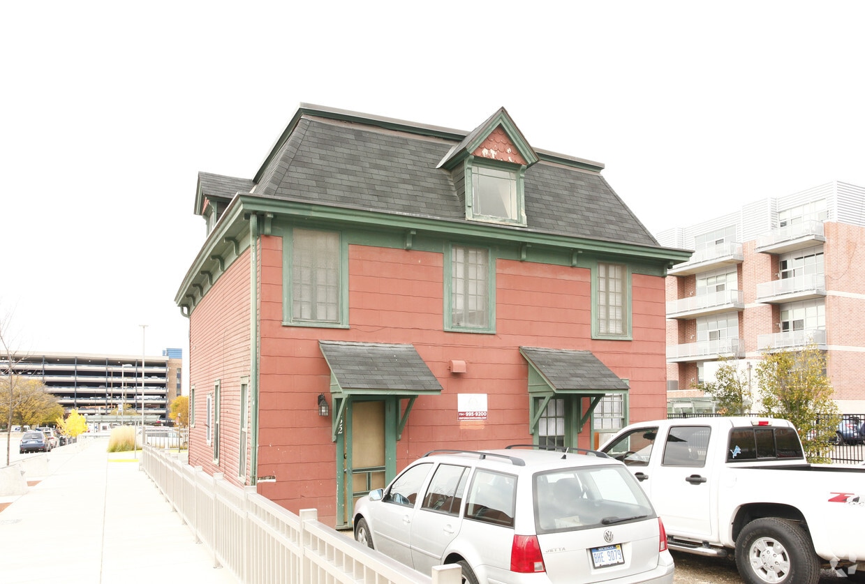 Building Photo - 320 S Division St