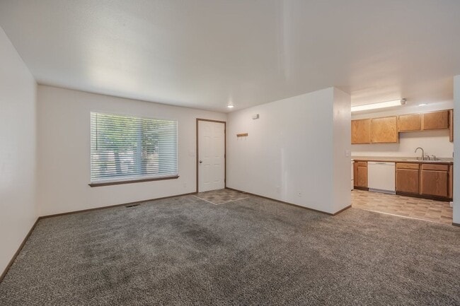 Building Photo - 2 bed 1 bath Duplex
