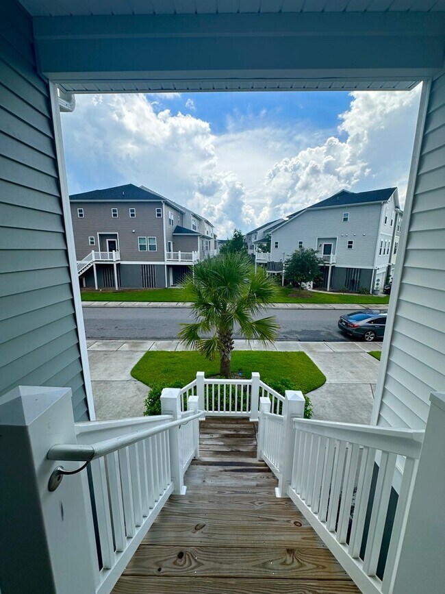 Building Photo - Spacious Townhome in Marshview Commons