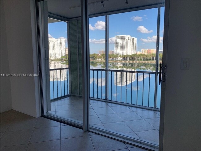 Building Photo - 2999 Point E Dr