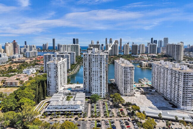 Foto del edificio - 2750 NE 183rd St