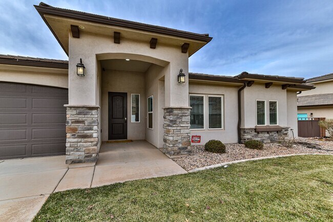 Foto del edificio - Comfort & Style: Spacious 3-Bed, PLUS LARGE OFFICE, 2-Bath Retreat in DESERT CANYON"