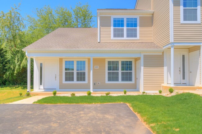 Building Photo - 405 Twisted Oak Drive | 3 Bed 2 Bath End U...