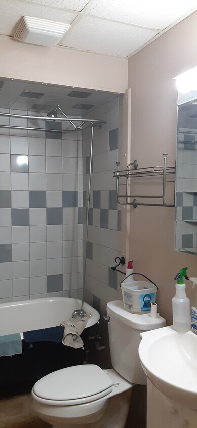 clawfoot tub - 427 N 11th St