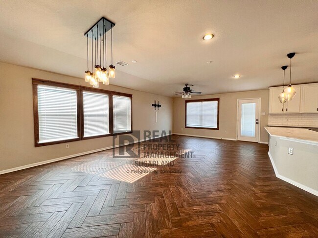 Foto del edificio - Luxurious One Story Home!