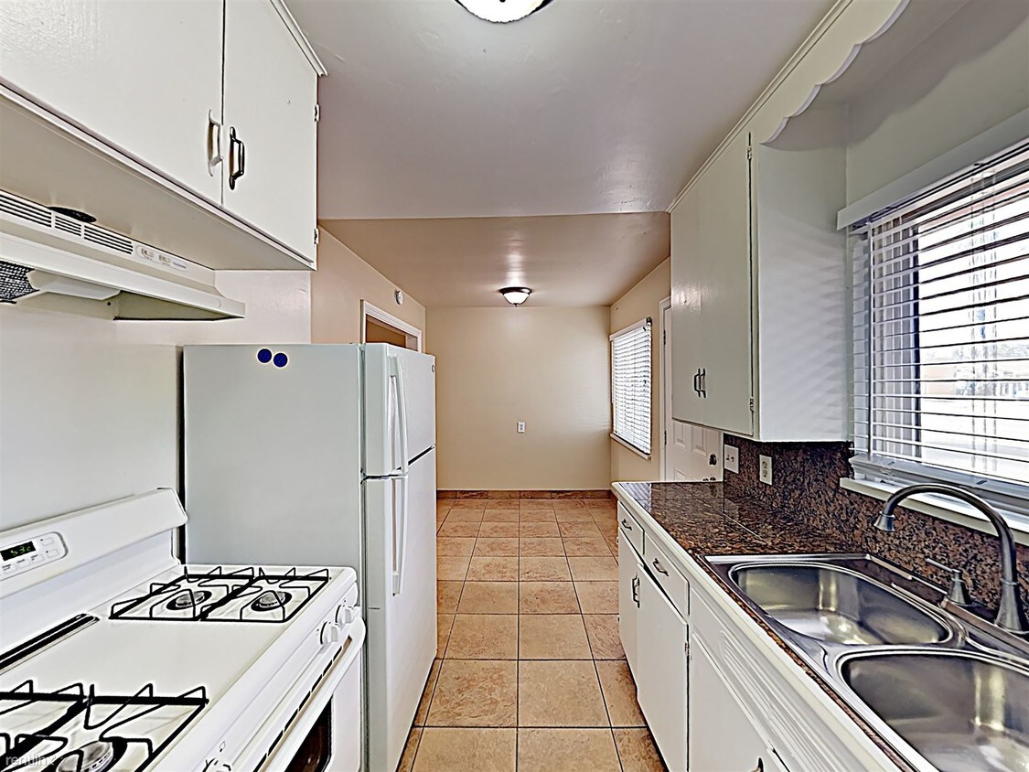 Primary Photo - 1 br, 1 bath Apartment - 752 S Escondido Blvd