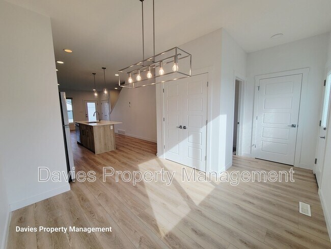 Photo du bâtiment - 4677-4177 177 Ave NW