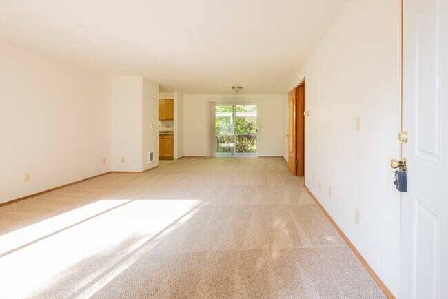 Building Photo - Single Level Duplex close to Linfield!