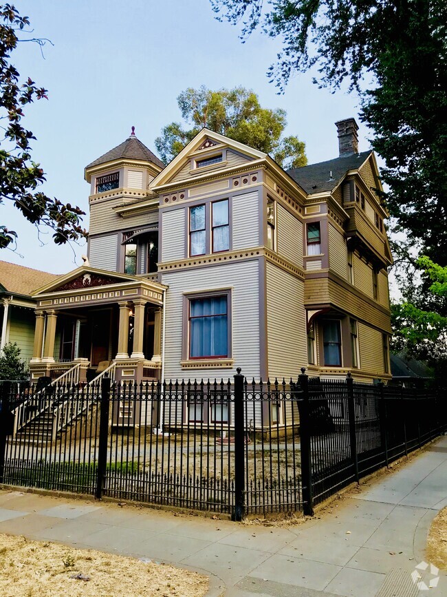 Building Photo - 1900 H St