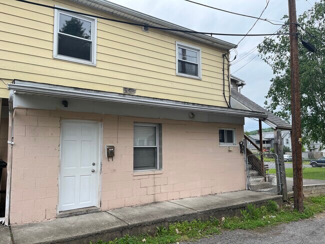 Building Photo - 805 Rhoads Alley