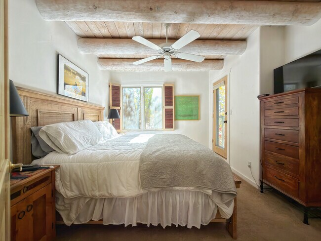 Building Photo - 624 Galisteo St