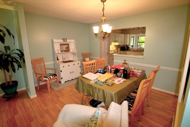 Building Photo - Cozy end unit townhome in a prime location...