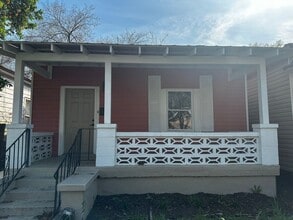 Building Photo - 915 W Victory Dr