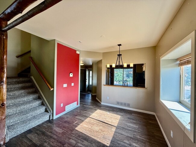 Foto del edificio - Spacious 4-Bedroom Home on Half an Acre in...