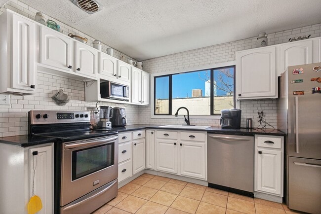 Building Photo - Roomy 3 Bedroom Home with a Fireplace