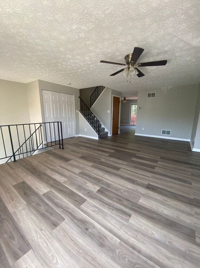 Building Photo - Spacious 5 Bedroom, 2 Bath Townhome – Edge...