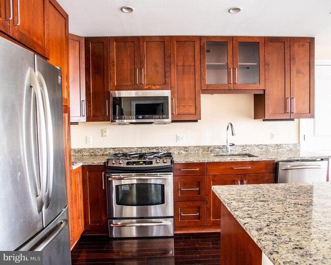 Building Photo - 8220 Crestwood Heights Dr