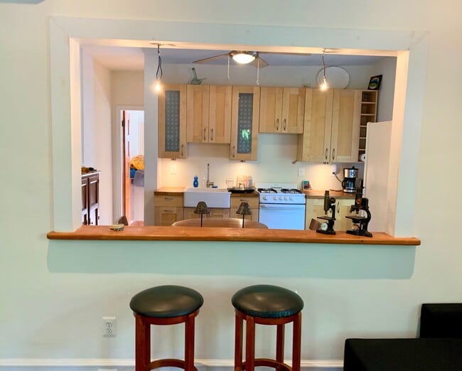 Building Photo - 2258 Cathedral Ave NW