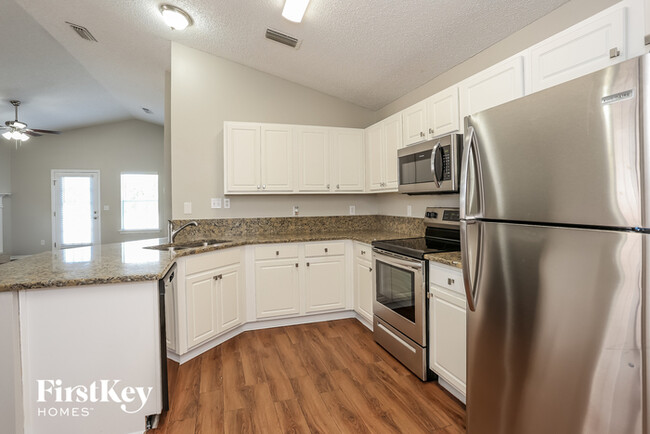 Building Photo - 2801 Cross Creek Dr