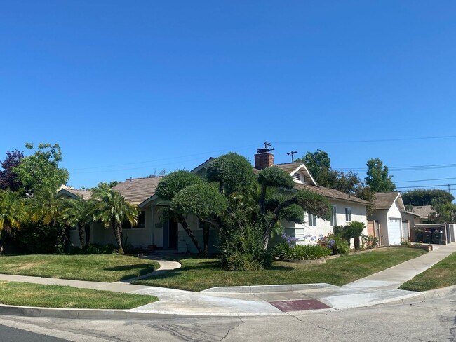 Foto del edificio - Pool Home in Orange for Lease