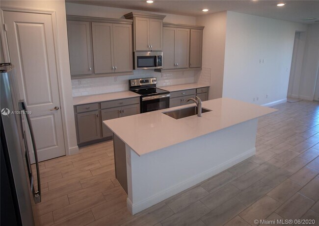 Building Photo - 4182 Rosa Dr