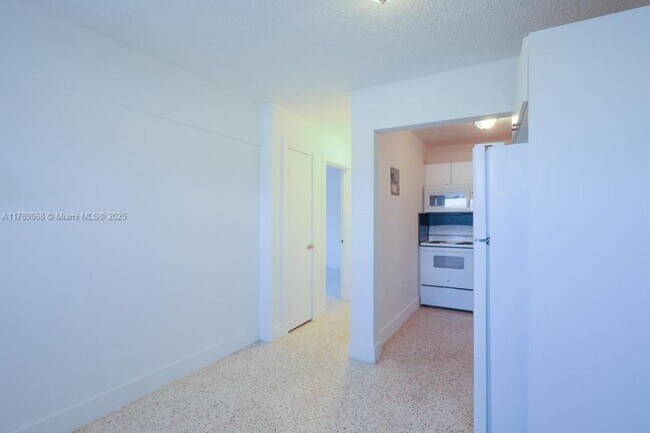 Building Photo - 2 bedroom in Miami FL 33142