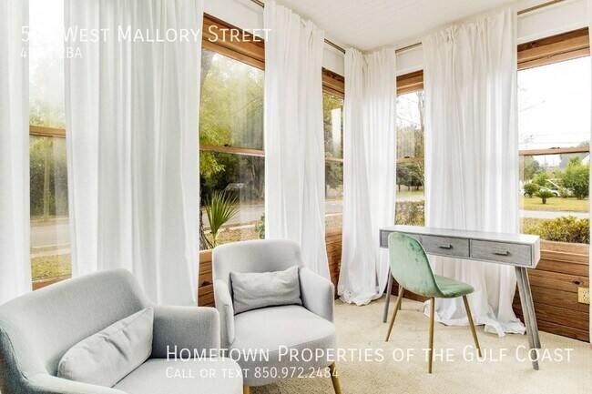 Foto del edificio - Elegant Pensacola Rental with Main and Gue...