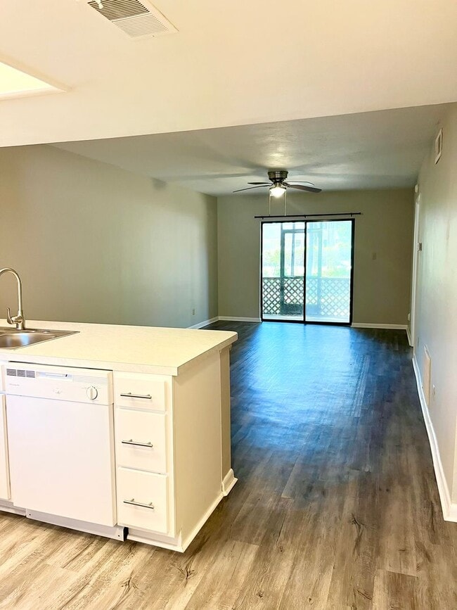 Building Photo - 2 bedroom, 2 bath Condo on 1st floor locat...