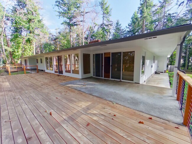 Building Photo - Large Beautiful Home in the Hills