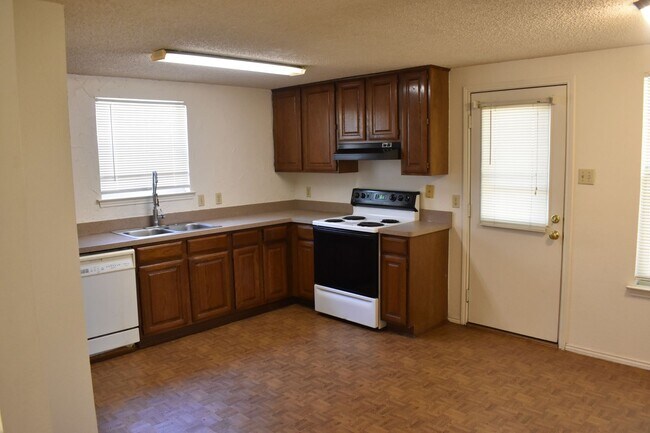 Building Photo - Great Area!!  Off Pleasant Ridge close to ...