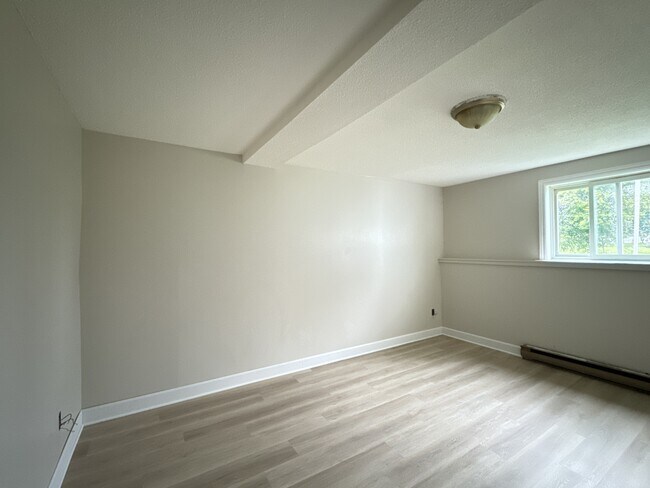 Building Photo - 672 Lalonde St