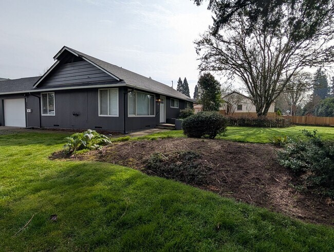 Foto del edificio - updated 4bed/2bath duplex near Oakway Rd